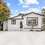 Renovated 3 Rooms House !