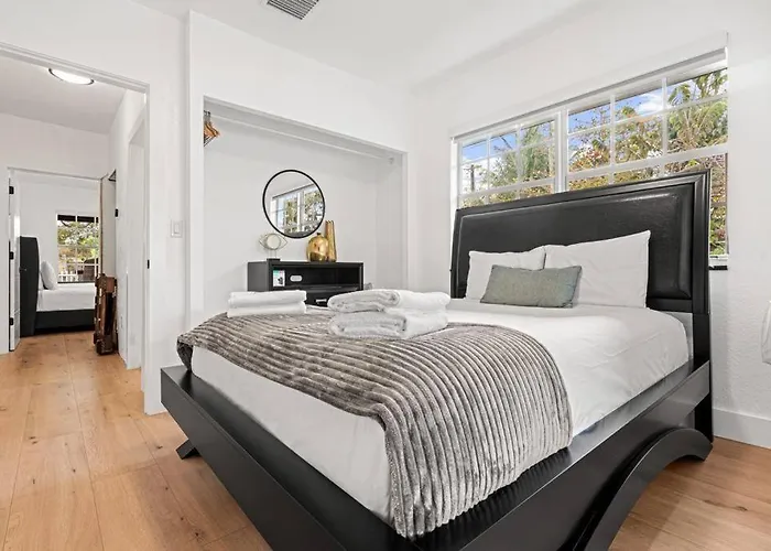 Renovated 3 Rooms House !