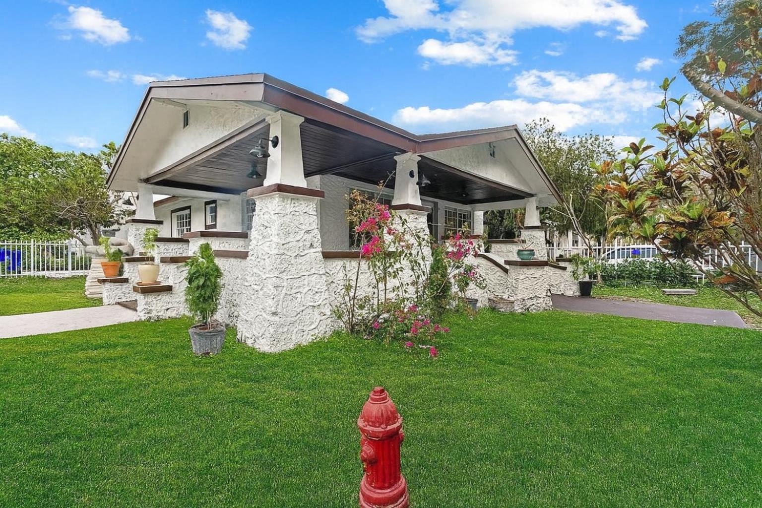 Renovated 3 House ! *